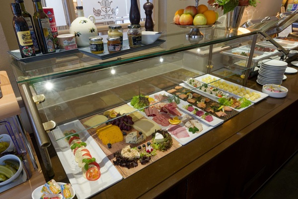 Café da manhã com buffet grátis todos os dias