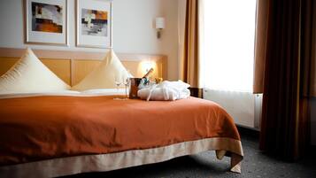 Een minibar, een kluis op de kamer, een bureau, geluiddichte muren