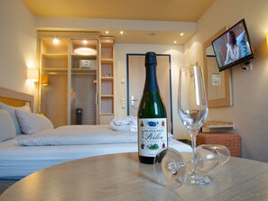 Minibar, in-room safe, desk, soundproofing - Hotel von Euch (Meppen)