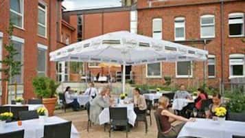 Breakfast, lunch, dinner served; Regional cuisine