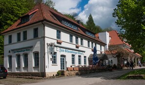 A traditional building with a sign for Zum Schauburger Hotel.