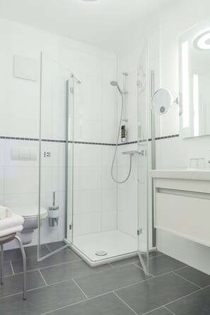 Comfort Double Room with Shower | Bathroom | Shower, hair dryer, towels - Schaumburger Ritter Hotel & Restaurant (Rinteln)