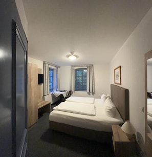 Ropa de cama hipoalergénica y caja de seguridad en la habitación 