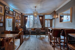 2 bars/lounges - The Fat Badger (York)