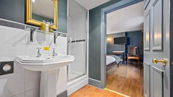 Habitación doble superior | 1 habitación, tabla de planchar con plancha, wifi gratis y ropa de cama