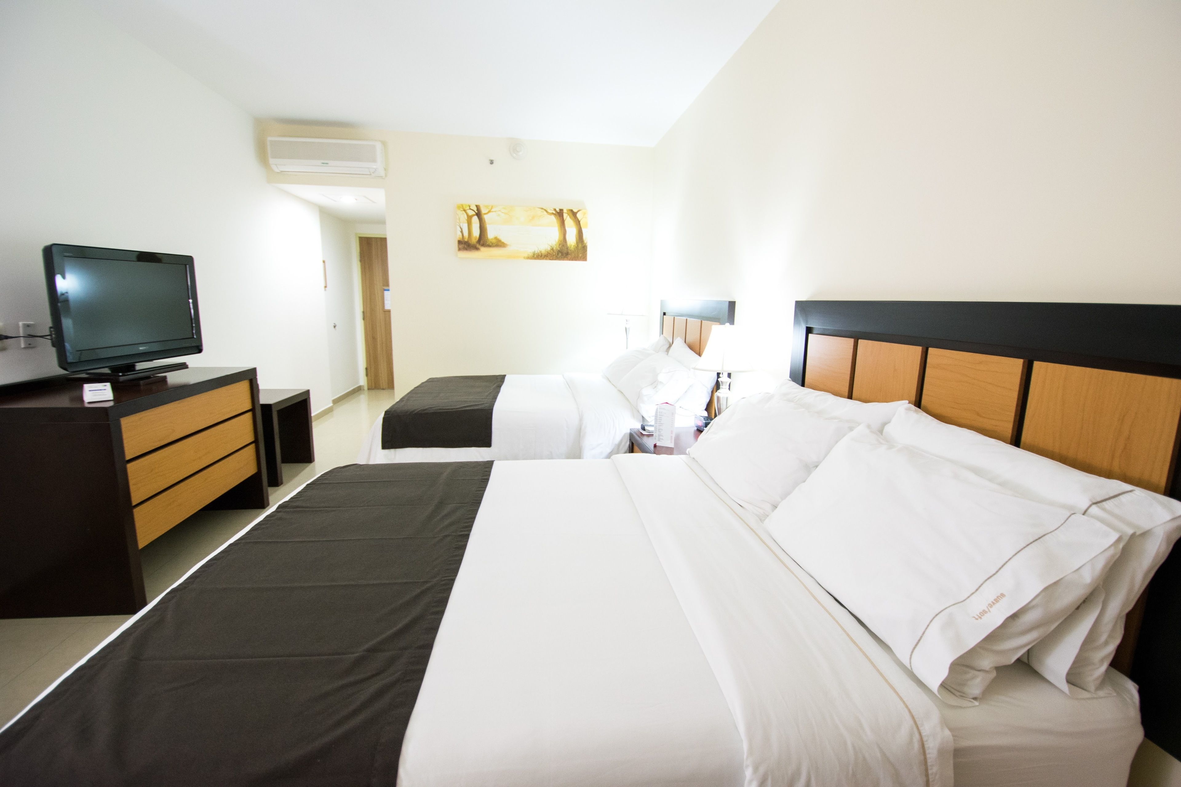 Een kluis op de kamer, een bureau, een strijkplank/strijkijzer