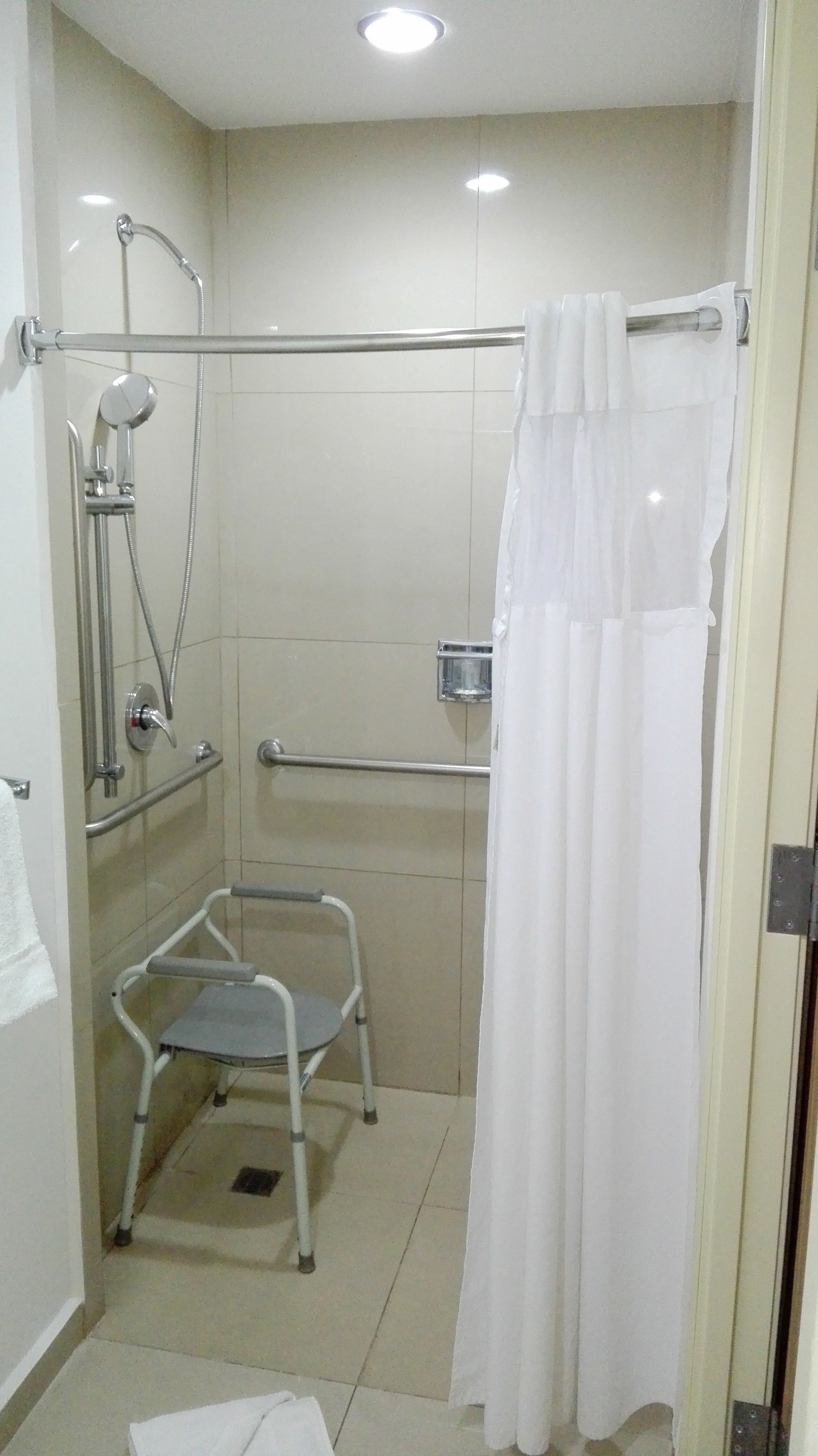 standard room, 1 king bed, accessible bathtub | bathroom | shower, towels