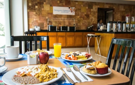 Desayuno bufé gratuito y diario. Holiday Inn Express Paraiso Dos Bocas by IHG