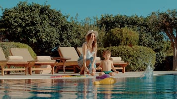 Piscine couverte, piscine extérieure, parasols de plage, chaises longues