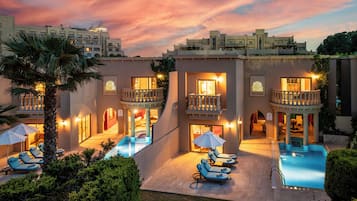 Mint Villa | Artículos del minibar gratis y caja de seguridad en la habitación