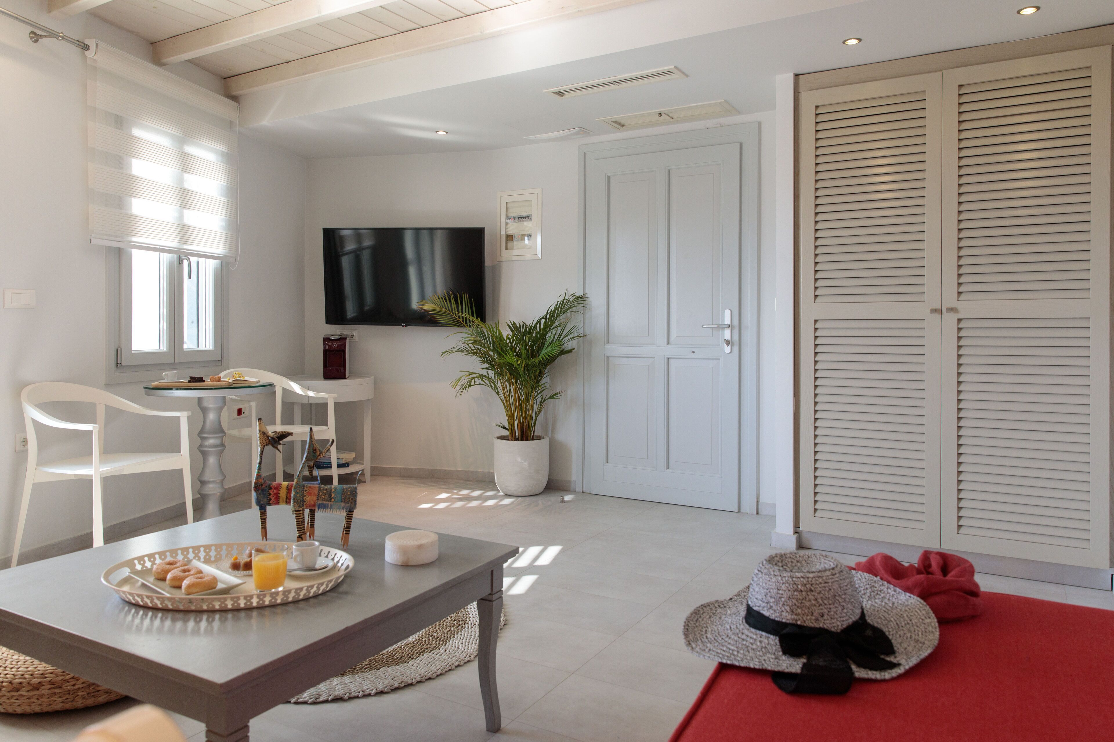 deluxe suite, sea view | 1 bedroom, premium bedding, in-room safe, soundproofing