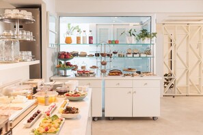 Free daily buffet breakfast - Iria Beach art hotel (Naxos)
