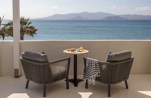 Iria Beach art hotel