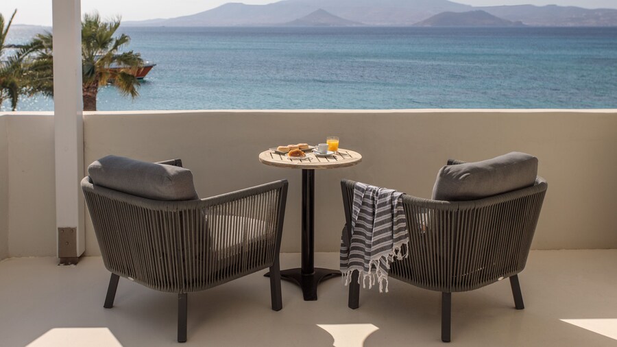 Iria Beach art hotel