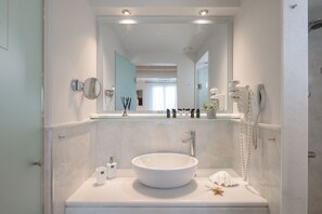 Deluxe Suite, Sea View | Bathroom | Designer toiletries, hair dryer, slippers, towels - Iria Beach art hotel (Naxos)