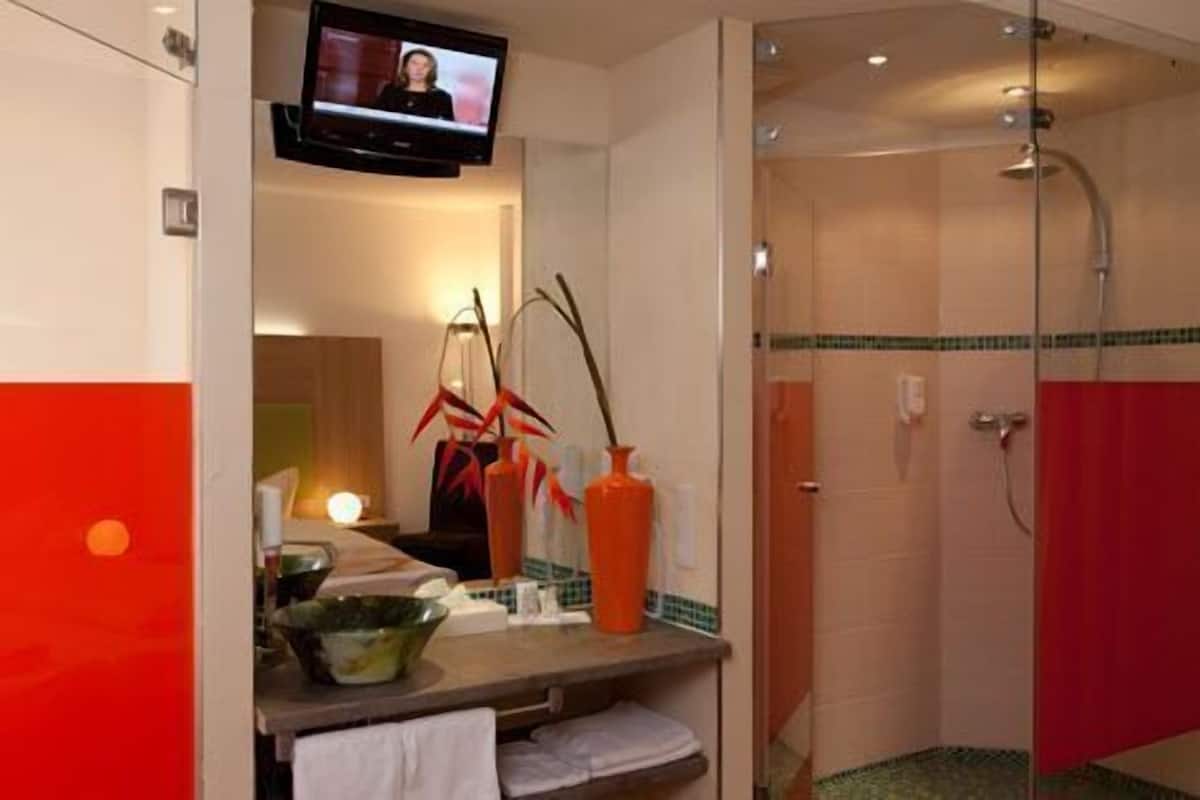 quadruple room | bathroom | shower, free toiletries, hair dryer, towels