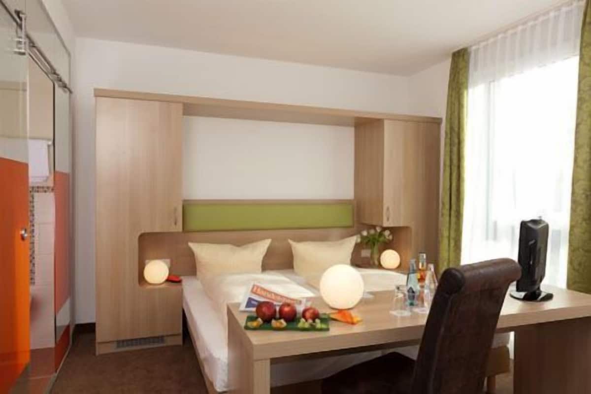 Double Room | Minibar, in-room safe, desk, blackout drapes