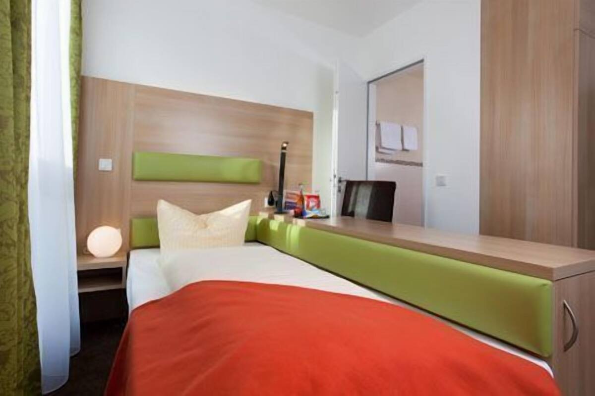 Single Room | Minibar, in-room safe, desk, blackout drapes