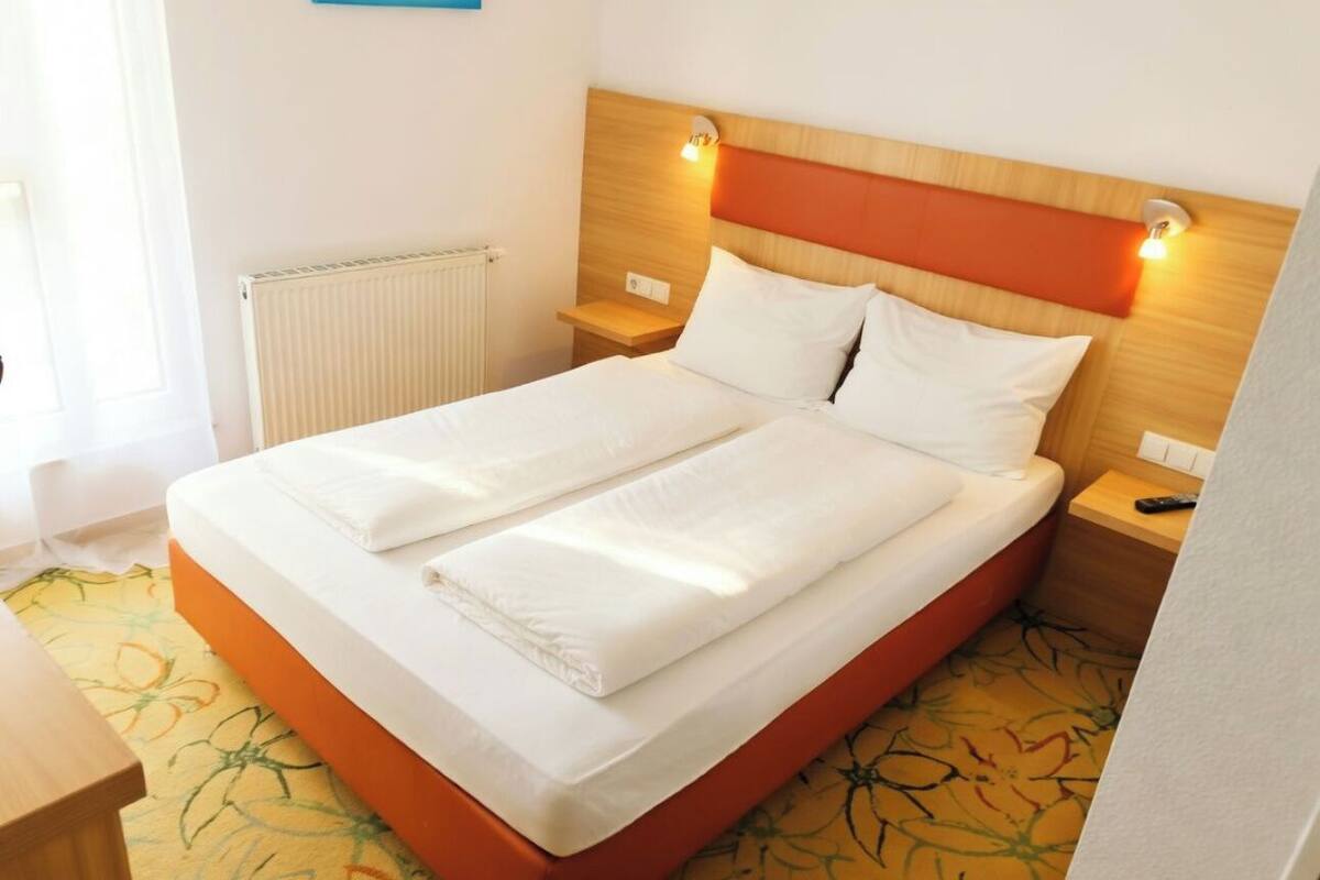 Comfort Single Room | Hypo-allergenic bedding available, in-room safe, desk, blackout drapes