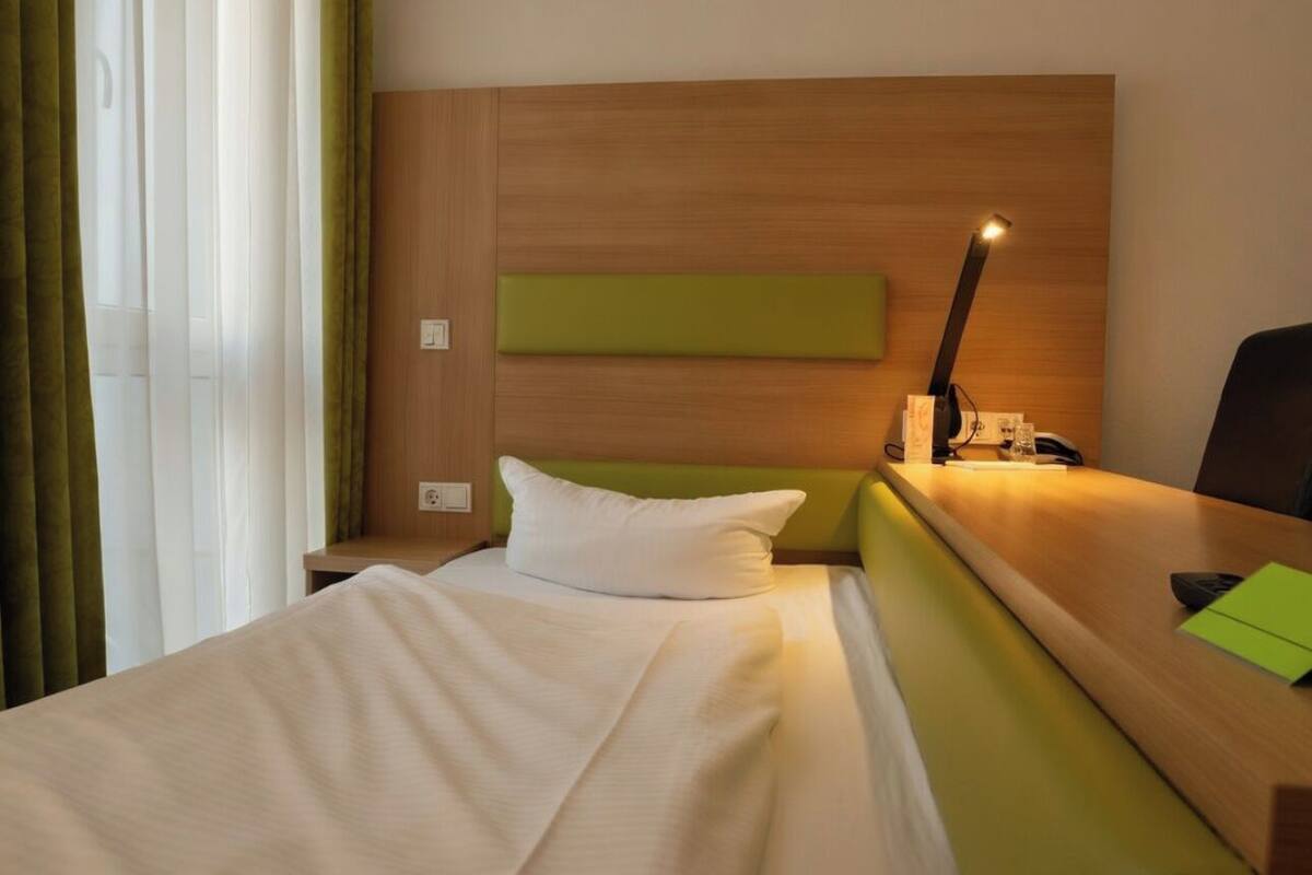 Single Room | Hypo-allergenic bedding available, in-room safe, desk, blackout drapes