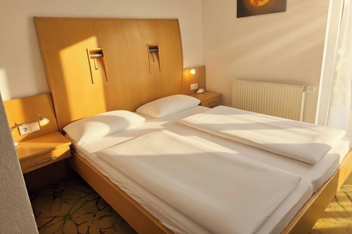 Double Room | Hypo-allergenic bedding available, in-room safe, desk, blackout drapes