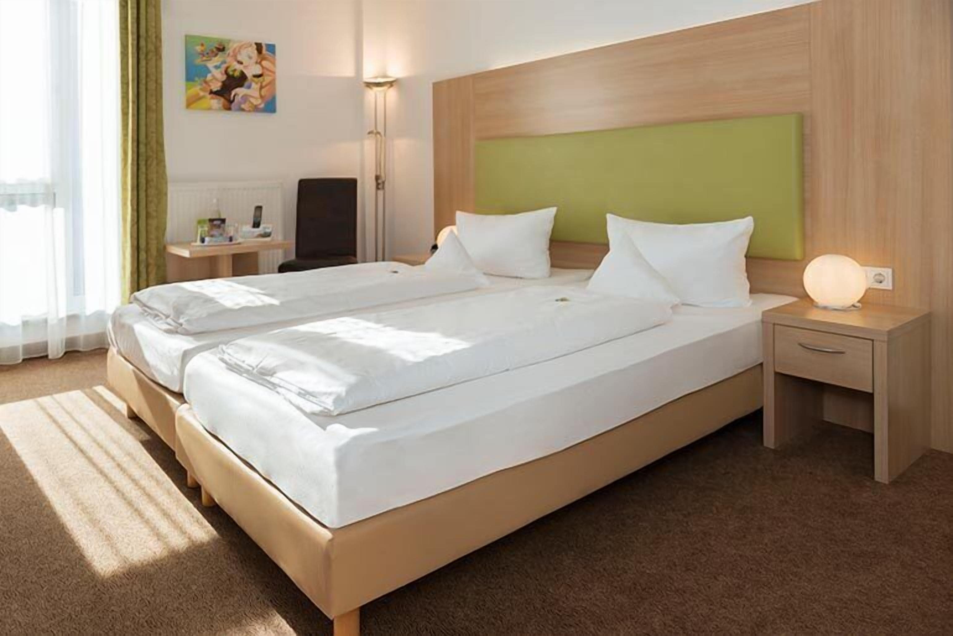 Hypo-allergenic bedding, in-room safe, desk, blackout curtains