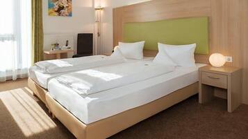 Hypo-allergenic bedding, in-room safe, desk, blackout curtains