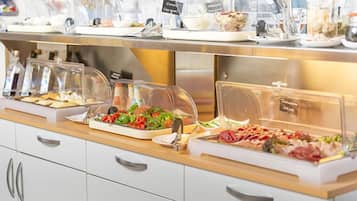 Buffetaamiainen viikonloppuisin (15 EUR per henkilö)