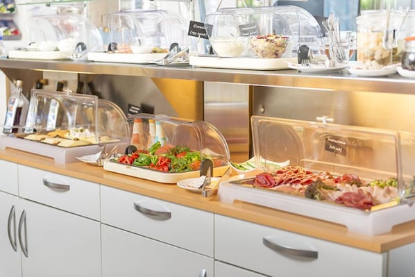 Petit déjeuner buffet servi les week-ends (15 EUR par personne)