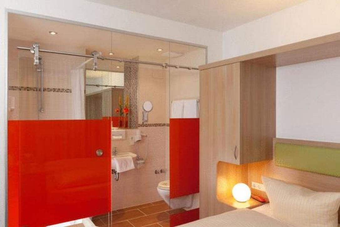 triple room | bathroom | shower, free toiletries, hair dryer, towels