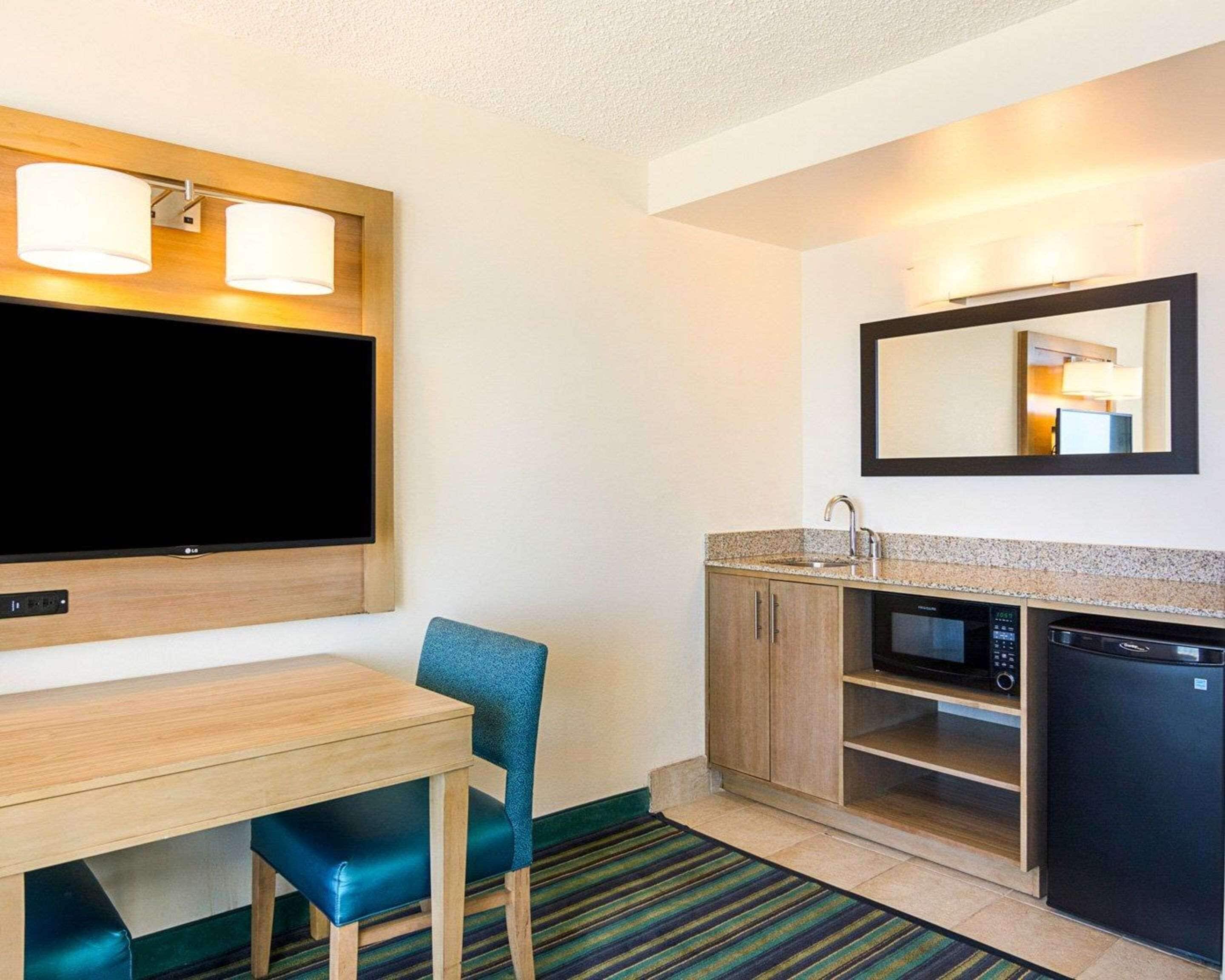 suite, non smoking | 1 bedroom, premium bedding, pillow-top beds, laptop workspace