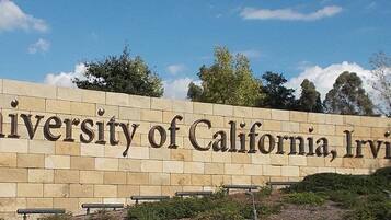 Un mur de pierre sur lequel est inscrit le texte « Université de Californie, Irvine » et un sceau.