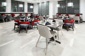 Breakfast and dinner served - Hilton Garden Inn Irvine Spectrum Lake Forest (Lake Forest)