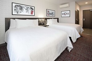 In-room safe, desk, laptop workspace, blackout drapes - Hilton Garden Inn Irvine Spectrum Lake Forest (Lake Forest)