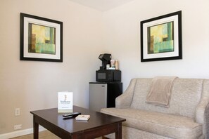 Habitació Deluxe, 1 llit de matrimoni i sofà llit, banyera d'hidromassatge | Sala d'estar | Televisor LCD de 40 polzades amb canals per cable i televisor 