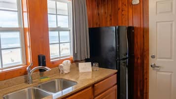 Cottage Keluarga, 2 Tempat Tidur Double, Bebas Asap Rokok, dapur kecil | Dapur pribadi | Lemari es, microwave, oven, dan mesin pembuat kopi/teh