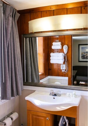 Dusche, kostenlose Toilettenartikel, Haartrockner, Handtücher