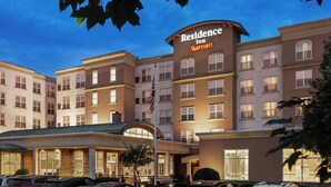 Un hôtel à plusieurs étages, reconnaissable à son grand panneau « Residence Inn Marriott », doté d’un parking et d’une entrée bien éclairée.