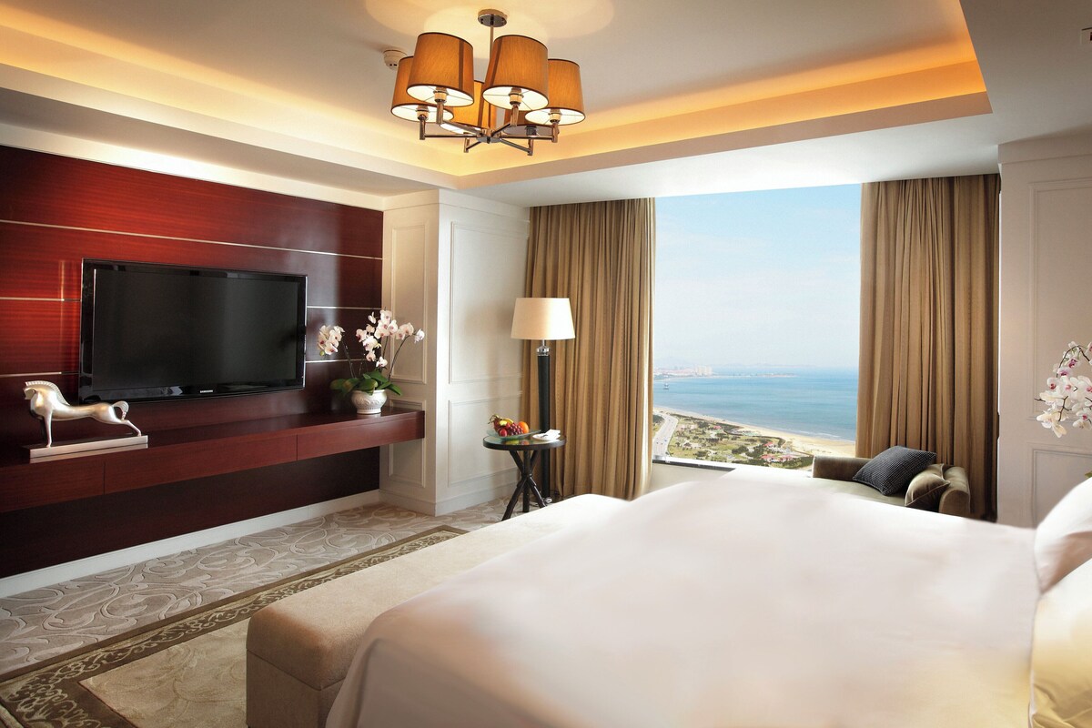 Suite, 2 Bedrooms, Sea View | Minibar, in-room safe, desk, blackout drapes