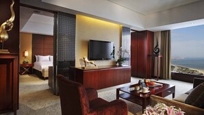 Suite – club, 1 soverom, sjøutsikt (Club Floor) | Minibar, safe på rommet, skrivebord og blendingsgardiner
