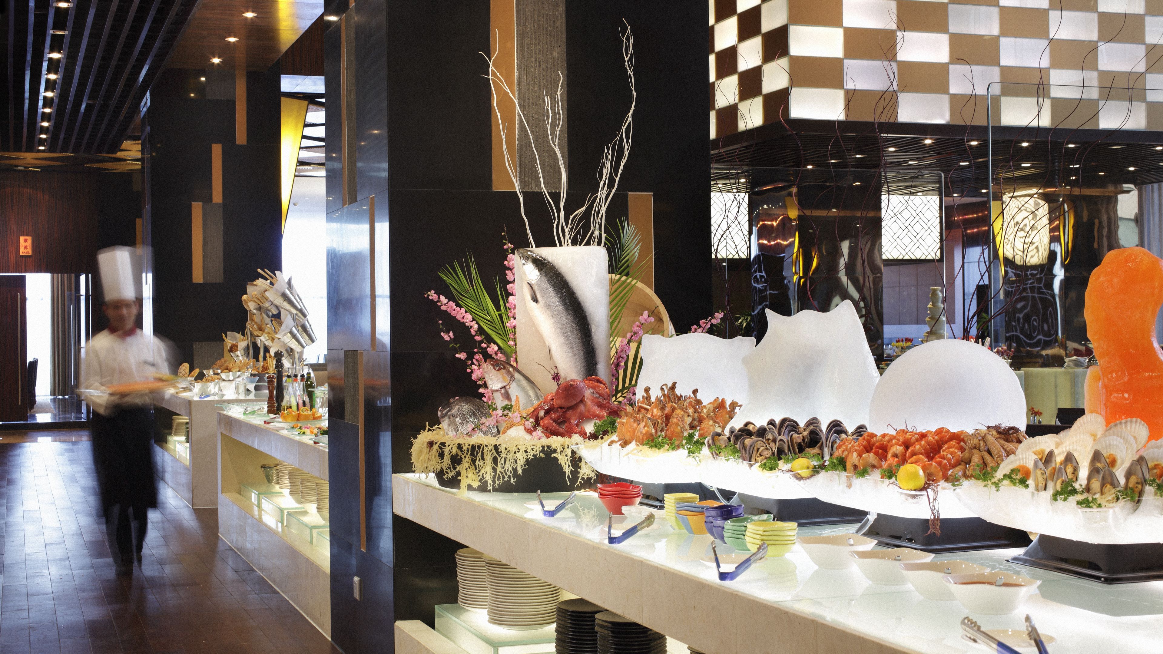 3 restaurants, breakfast served