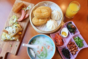 Daily buffet breakfast (CNY 135 per person)