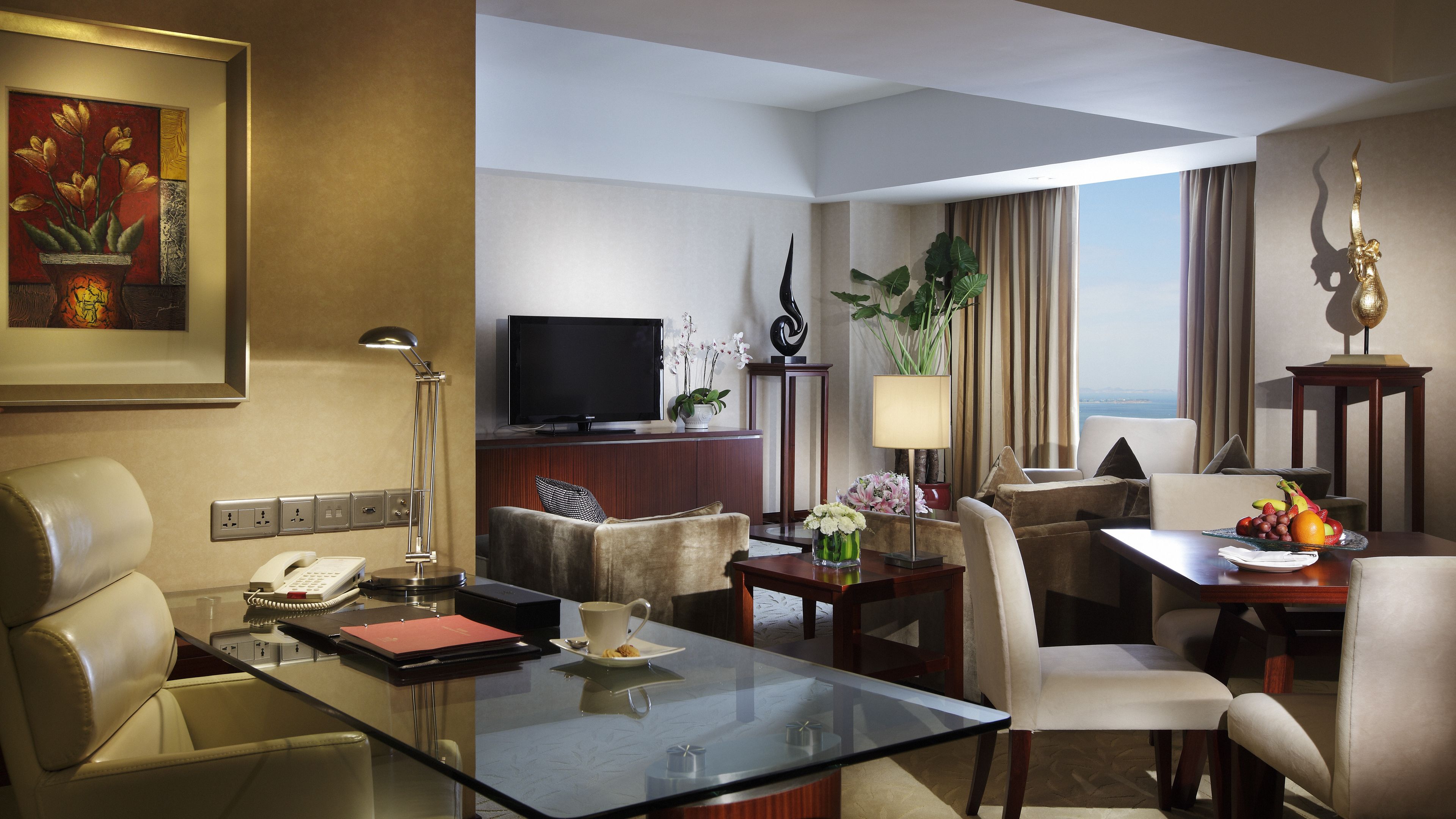 Club Suite, 1 Bedroom (Club Floor) | Minibar, in-room safe, desk, blackout drapes