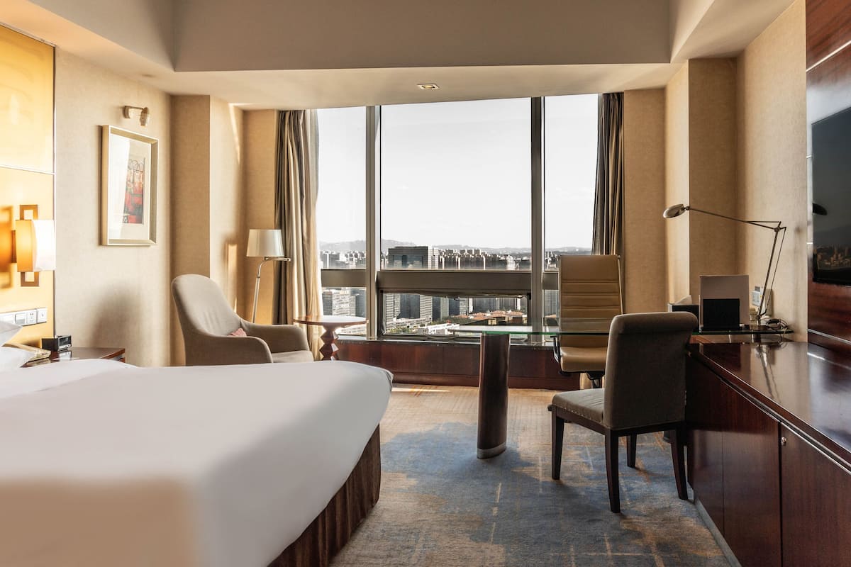 Frigobar, cofres nos quartos, escrivaninha, cortinas blackout