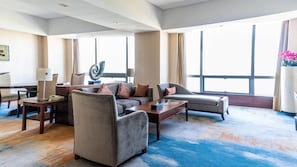 Phòng Suite Club, 1 phòng ngủ (Club Floor) | 1 phòng ngủ, minibar, két bảo mật tại phòng, bàn