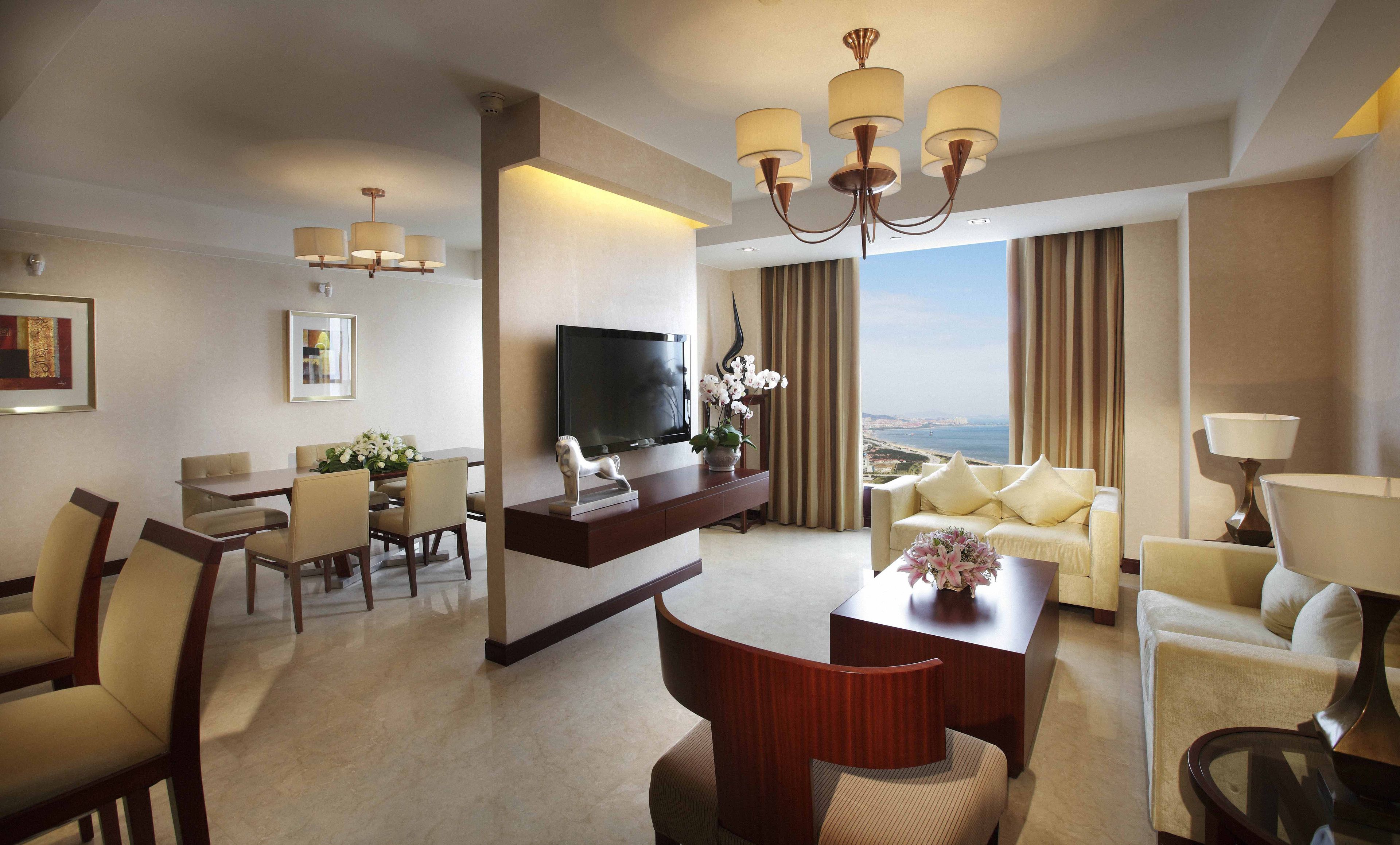 Minibar, caja de seguridad en la habitación y escritorio 