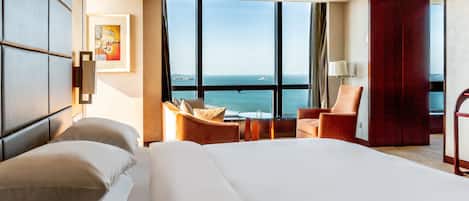 ميني بار وخزنة داخل الغرفة ومكتب وستائر تعتيم