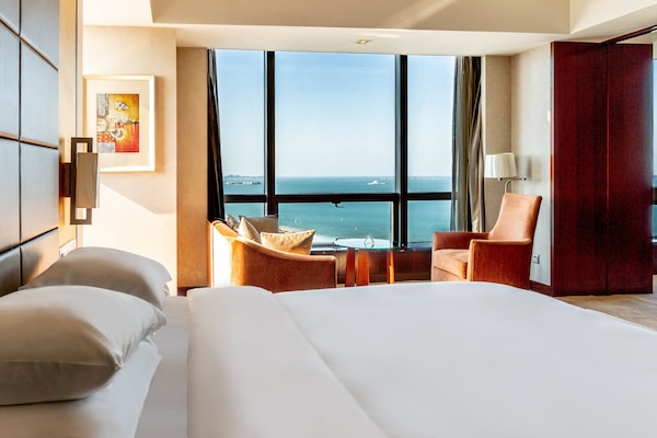 Bar mini, peti besi dalam bilik, meja, langsir/tirai gelap terus