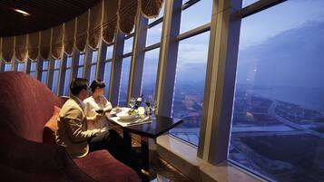 3 restaurants; breakfast, lunch and dinner served