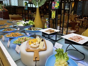 3 restaurants; breakfast, lunch and dinner served  - Crowne Plaza Yantai Seaview by IHG (Yantai)